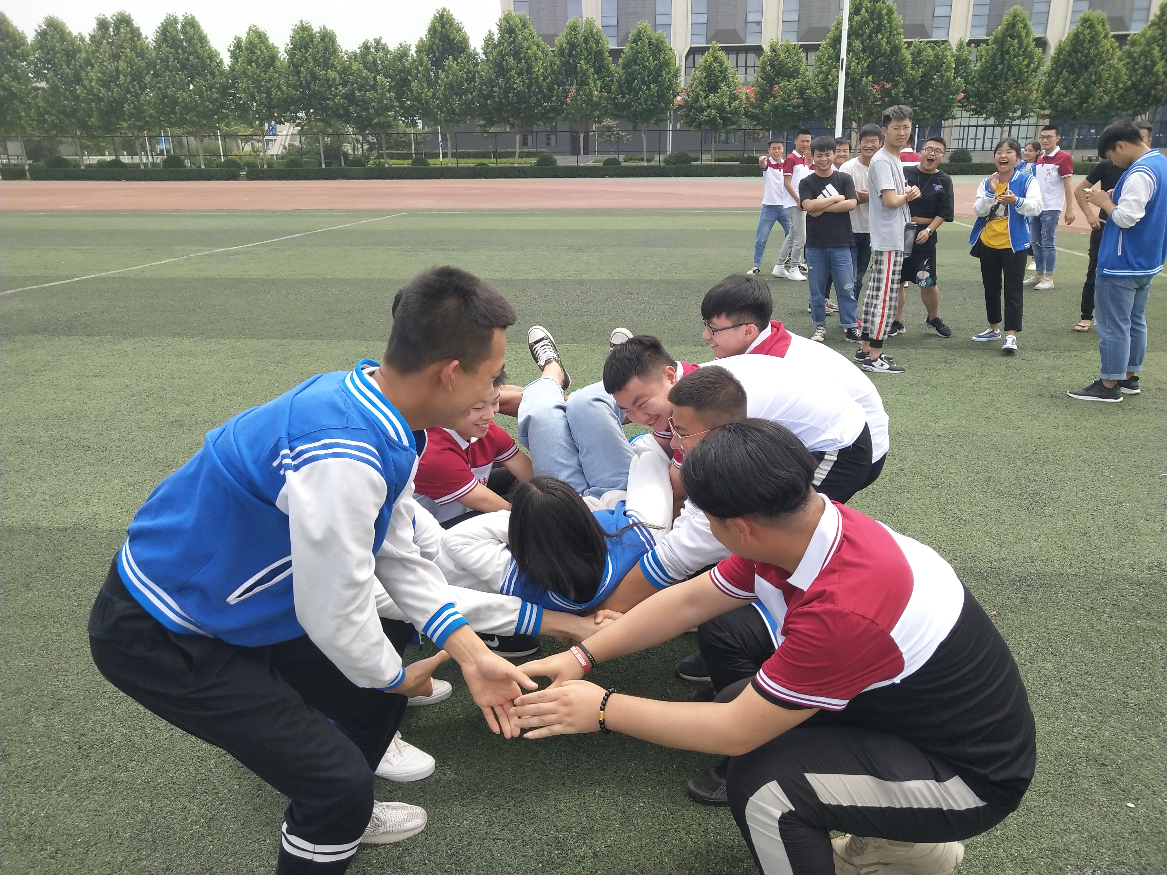 给排水3181举办了"信任背摔,携手前行"的团体心理健康活动